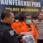 ersangka S (70) warga Kapas Bojonegoro saat dibeber di depan wartawan.