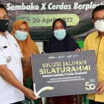 Direktur Utama Petrokimia Gresik, Dwi Satriyo Annurogo, saat menyerahkan paket sembako secara simbolis kepada masyarakat. Foto: SYUHUD/BANGSAONLINE