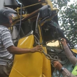 Proses evakuasi sopir truk.