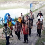 Rombongan Komisi V DPR RI saat meninjau Embung Samiran di Kecamatan Proppo.