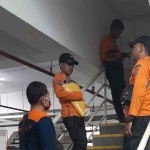 Olah TKP perempuan bunuh diri di Surabaya.