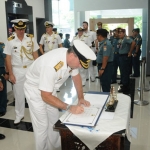 Kaskoarmada II Laksma TNI Iwan Isnurwanto, saat menerima kunjungan persahabatan Panglima Armada AL Australia RADM Jonathan Dallas Mead, di Mako Koarmada II pada Selasa (19/11).
