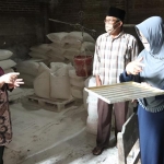 Bupati Kediri, dr. Hj. Haryanti Sutrisno (kiri) saat berkunjung ke tempat produksi kerupuk udang milik Sumiran. (foto: ist.)