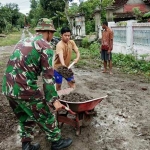 Babinsa Koramil Balerejo Sertu Dadi bersama masyarakat kerja bakti pengurukan jalan.