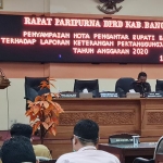 Bupati Bangkalan R. Abdul Latif Imron Amin saat menyampaikan paparan dalam paripurna agenda laporan keterangan pertanggungjawaban (LKPj) tahun 2020 di gedung DPRD Bangkalan, Senin (15/3/2020). foto: AHMAD FAUZI/ BANGSAONLINE