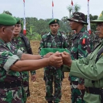 Para prajurit saat melakukan gladi kotor menjelang upacara penutupan kegiatan TMMD. foto: SUWANDI/ BANGSAONLINE