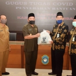 Ketua Baznas KH. Abdul Rouf (kanan) saat menyerahkan paket sembako kepada Bupati Lamongan Fadeli.