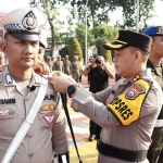 Kapolres Gresik AKBP Adhitya Panji Anom menyematkan pita tanda dimulainya Operasi Keselamatan Semeru 2024. Foto: Ist.