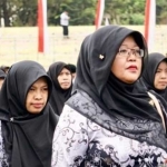 Guru Tidak Tetap (GTT) Pemkot Batu saat mengikuti upacara di Stadion Gelora Brantas.