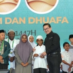Presiden Direktur PTFI, Tony Wenas, menyerahkan secara simbolis perlengkapan sekolah dan santunan kepada anak yatim dan dhuafa di Jakarta. Foto: Ist