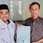 Ketua Tim Pemantau Pemilu PC PMII Tuban menyerahkan berkas ke Kantor Bawaslu Tuban.