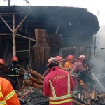 Petugas Damkar Kota Malang saat memadamkan api. Foto: Ist.