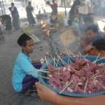 Para santri di Ponpes Tebuireng saat bersiap bakar sate secara massal, tahun kemarin. foto: rony suhartomo/BANGSAONLINE