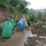 Pemandangan tanah longsor di Nawangan. 