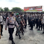 Sejumlah pejabat di Kabupaten Pamekasan saat meninjau apel pengamanan Pilkades serentak 2022 di Stadion Gelora Madura Ratu Pamelingan.