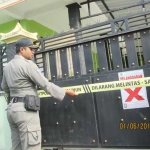 Petugas Satpol PP Kota Madiun saat menyegel rumah kos di Jakan Candi Sari. foto: HENDRO/ MADIUN