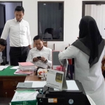 Petugas Tipiter Polres Gresik saat melakukan penggeledahan di Kantor Inspektorat, 19 September lalu. foto: SYUHUD/ BANGSAONLINE