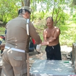 Petugas Satpol PP saat menyemprotkan hand sanitizer kepada salah satu warga.