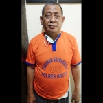 Imron Zuhdi Muchtarom memakai baju tahanan Polres Gresik warna oranye. foto: ist.