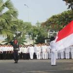 Pengibaran sang saka merah putih saat Upacara Peringatan HUT Kemerdekaan RI ke-71 di RSNU Tuban. foto: SUWANDI/ BANGSAONLINE