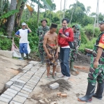 AKRAB: Tampak keakraban Satgas TMMD dengan warga sekitar, saat kegiatan di salah satu wilayah.  