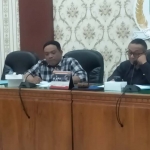 Anggota Komisi III DPRD Trenggalek, Adip Fatoni (kiri), saat rapat dengan Bappeda.