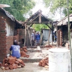 Program bedah rumah di wilayah Pohjentrek, Pasuruan.