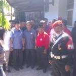 Pasangan Berkah usai mendaftar di KPUD. (foto: syuhud/BANGSAONLINE)