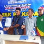 Nur Qolib ketika mengembalikan form pendaftaran bacabup di Demokrat Gresik. foto: ist.


