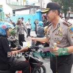 Kapolres Bojonegoro, AKBP Wahyu Sri Bintoro saat memeriksa kelengkapan surat-surat pengendara sepeda motor. foto: EKY NURHADI/ BANGSAONLINE