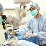 Dokter saat melakukan operasi katarak gratis tahap ke-8 program gebrak bersinar di RSUD Besuki.