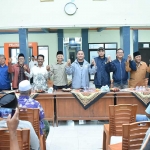 Kapolres Gresik, AKBP Ramadhan Nasution, saat mediasi dengan warga Campurejo dan Banyutengah. Foto: Ist