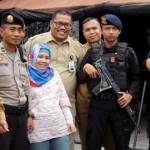 Penjabat Bupati Gresik, Akmal Boedianto ketika sidak pelaksanaan Pilkada di kantor KPUD. foto: syuhud/ BANGSAONLINE