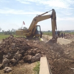 Proses pengerukan material dikawal ketat petugas keamanan dan disaksikan Dinas Pekerjaan Umum dan Penataan Ruang (PUPR) Tuban. (foto: ist).