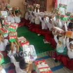 Para murid menunjukkan bingkisan yang diberikan oleh salah satu yayasan yang menyelenggarakan kegiatan wawasan kebangsaan.