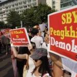 Demo mengecam Susilo Bambang Yudhoyono karena dianggap sebagai biang digoalkannya UU Pilkada lewat DPRD. Foto: kompas.com 