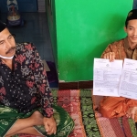 Muhammad Tubashofiyu Rohman (kanan) menunjukkan bukti laporan polisi didampingi Ketua Yayasan, Muwafak. foto: SYUHUD/ BANGSAONLINE