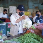 PEDULI UMKM: Bambang Haryo Soekartono (BHS) mengunjungi Pasar Porong, Jumat (13/8/2021). foto istimewa