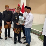 Kalapas II A Pamekasan, Syukron Hamdani saat menyerahkan secara simbolis surat remisi kepada salah satu Warga Binaan