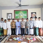 Menkopolhukam, Mahfud MD, bersama pengasuh Pondok Pesantren Annuqayah. Kiai Abd A