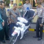 Kapolres Nganjuk menunjukan ambulan motor hasil modifikasinya. foto: soewandito/BANGSAONLINE