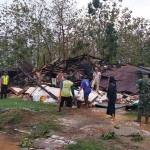 Bangunan gudang bekas Koperasi Unit Desa (KUD) Desa Ngrojo yang ambruk usai disapu angin.
