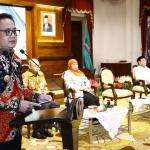 Pj Gubernur Jatim, Adhy Karyono, saat memberi sambutan.