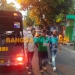 Pelaku pembacokan di Tuban saat digiring petugas. Foto: SUWANDI/BANGSAONLINE