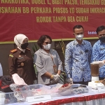 Kajari Lamongan, Dyah Ambarwati, bersama pejabat lain saat menyaksikan barang bukti sebelum dimusnahkan.