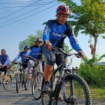 Komunitas Gowes Lavender 09 saat memasuki gerbang Perum Lanvender (Jalan Kembar Bangkalan), Ahad (11/7) pagi.