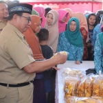 Bupati Blitar Rijanto saat meninjau salah stan di Pasar Murah Ramadhan.