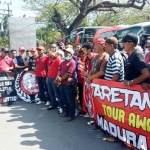 Kapolres Pamekasan AKBP Nowo Hadi Nugroho memberikan pengarahan kepada ratusan suporter MU.