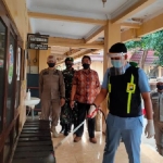 Petugas gabungan saat menyemprot disinfektan di Mapolres Jombang.
