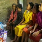 Lima warga miskin yang masih satu saudara saat menerima bantuan dari Dinsos Pacitan. foto: istimewa